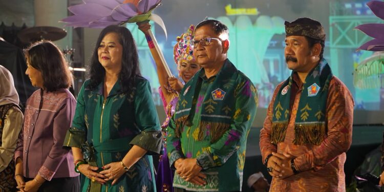 Syal Endek Tunjung Ungu untuk Bupati Nyoman Sutjidra di Panggung Bulfest 2026: Dekranasda Buleleng Dorong Wastra Lokal Mendunia