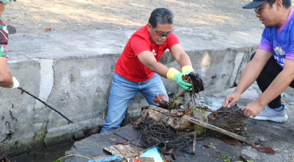 Jaga Ekosistem Alam dan Lingkungan di Buleleng, Wabup Supriatna Lepaskan Tukik dan Bersihkan Saluran di Pantai Banjar