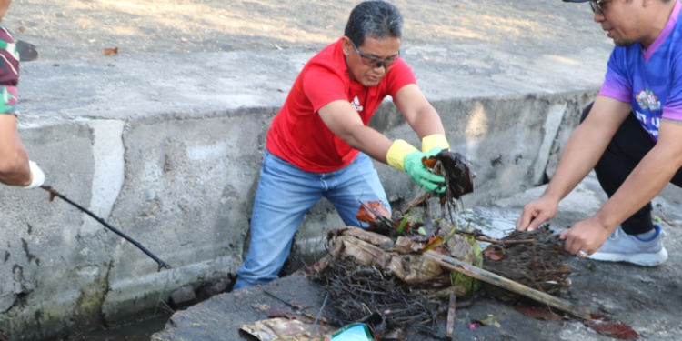 Jaga Ekosistem Alam dan Lingkungan di Buleleng, Wabup Supriatna Lepaskan Tukik dan Bersihkan Saluran di Pantai Banjar