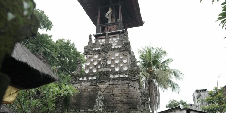 Kondisi Situs Cagar Budaya Bale Kulkul Puri Pemecutan, Tak Terawat, Ditumbuhi Rumput dan Semak Belukar