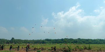 Menari di Langit Batu Tampih, Ribuan Rare Angon Hidupkan Tradisi Layang-Layang