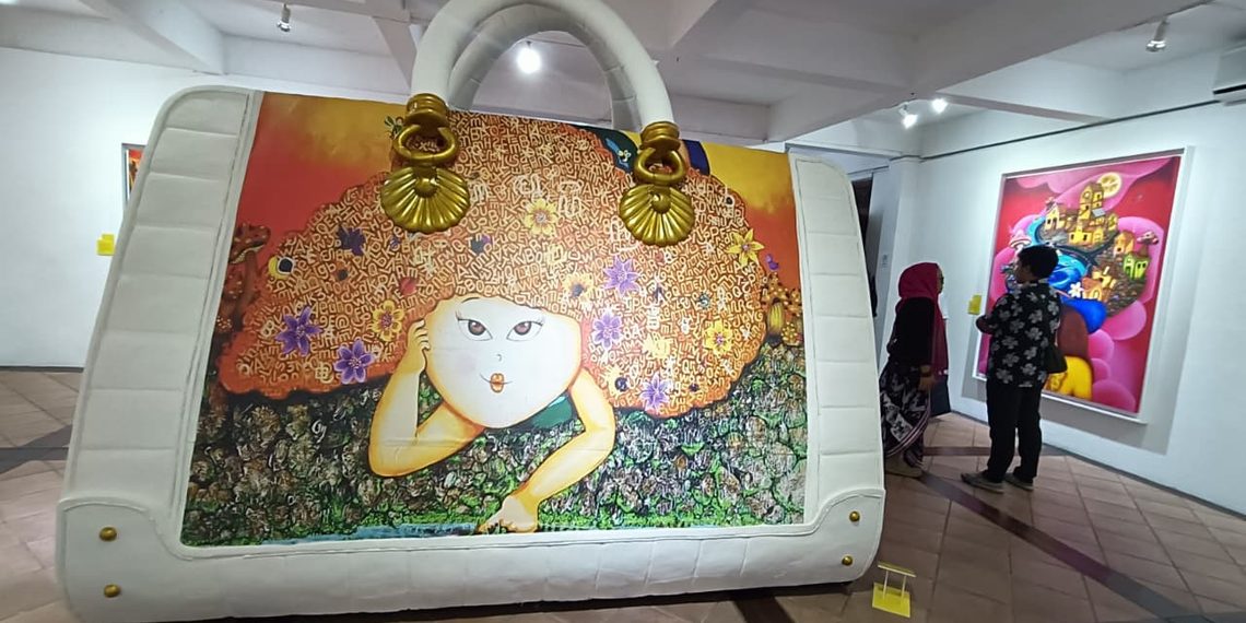 Sari Pati yang Tinggal di Kanvas, Ketika Perempuan Membawa Semesta di Dalam Dirinya —Membaca Dunia Imajinasi, Alam, Ingatan, dan Spiritualitas dalam Lukisan Surealisme Dekoratif