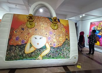 Sari Pati yang Tinggal di Kanvas, Ketika Perempuan Membawa Semesta di Dalam Dirinya —Membaca Dunia Imajinasi, Alam, Ingatan, dan Spiritualitas dalam Lukisan Surealisme Dekoratif