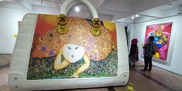 Sari Pati yang Tinggal di Kanvas, Ketika Perempuan Membawa Semesta di Dalam Dirinya —Membaca Dunia Imajinasi, Alam, Ingatan, dan Spiritualitas dalam Lukisan Surealisme Dekoratif
