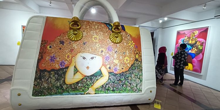 Sari Pati yang Tinggal di Kanvas, Ketika Perempuan Membawa Semesta di Dalam Dirinya —Membaca Dunia Imajinasi, Alam, Ingatan, dan Spiritualitas dalam Lukisan Surealisme Dekoratif