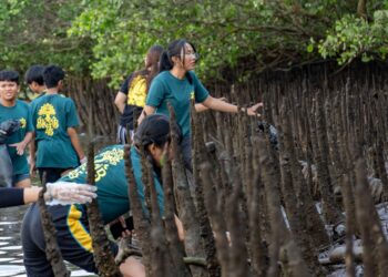 Berdampak Jaga Lingkungan Bali, FIB Unud Gelar Aksi Bersih Pesisir