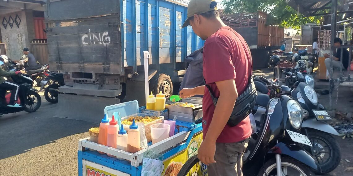 Maklor dan Cilor, Jajanan Jadul yang Bertahan di Tikungan Jalan Merak Singaraja