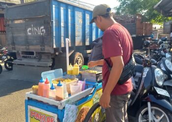Maklor dan Cilor, Jajanan Jadul yang Bertahan di Tikungan Jalan Merak Singaraja