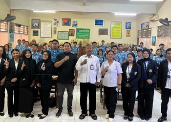 Mahasiswa PPG Universitas Mahasaraswati Ajak Siswa SMPN 7 Denpasar Bijak Gunakan AI
