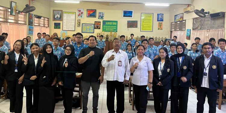 Mahasiswa PPG Universitas Mahasaraswati Ajak Siswa SMPN 7 Denpasar Bijak Gunakan AI