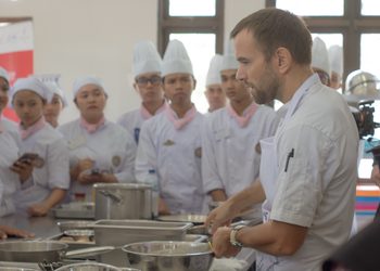 Belajar Mengenal Teknik Prancis Lewat Chicken Ballotine Bersama Chef Simon Tailpied