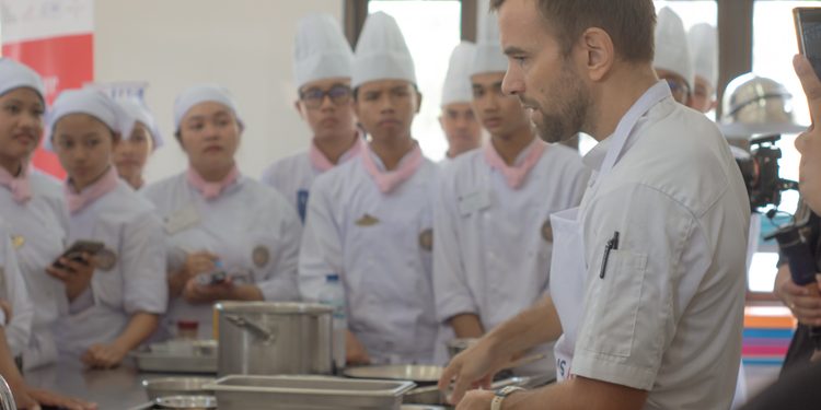 Belajar Mengenal Teknik Prancis Lewat Chicken Ballotine Bersama Chef Simon Tailpied