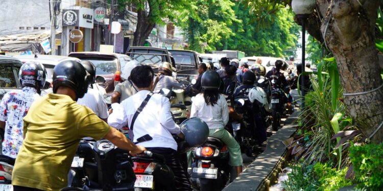Sudah di Lajur Kiri, Malah Mau Disalip dari Kiri