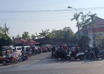 Mengantre Bensin, Merayakan Kekalahan