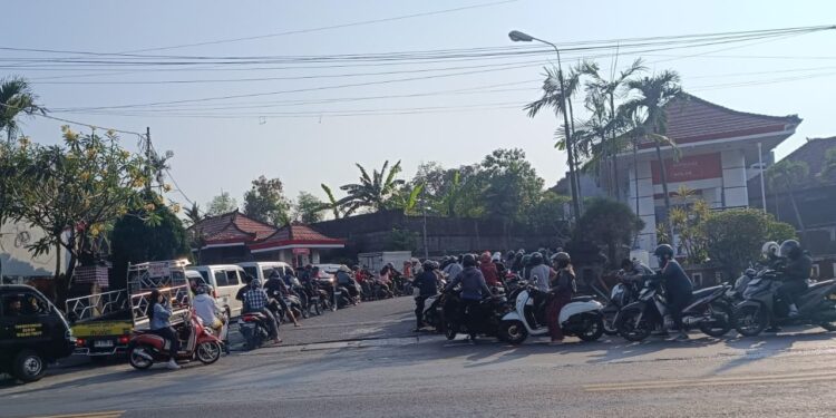 Mengantre Bensin, Merayakan Kekalahan